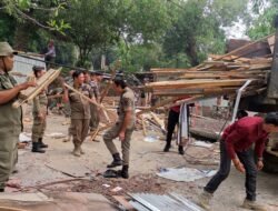 Dua Lokasi Kios Pedagang Kaki Lima Dikelurahan Pematang Kandis di Bongkar Satpol PP