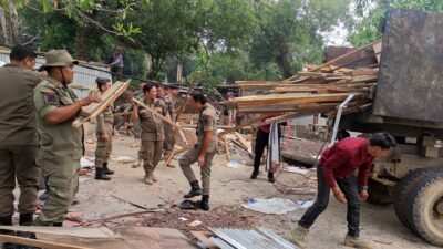 Dua Lokasi Kios Pedagang Kaki Lima Dikelurahan Pematang Kandis di Bongkar Satpol PP