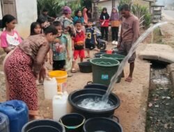 PDAM Bantu Air Bersih ke Warga Terdampak Kekeringan  di Desa Mampun Baru Tabir