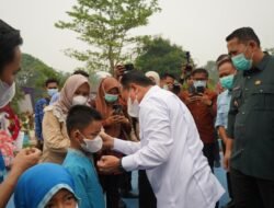 Bupati M. Syukur Dampingi Gubernur Al Haris Serahkan Bantuan Pro Jambi Cerdas 2026